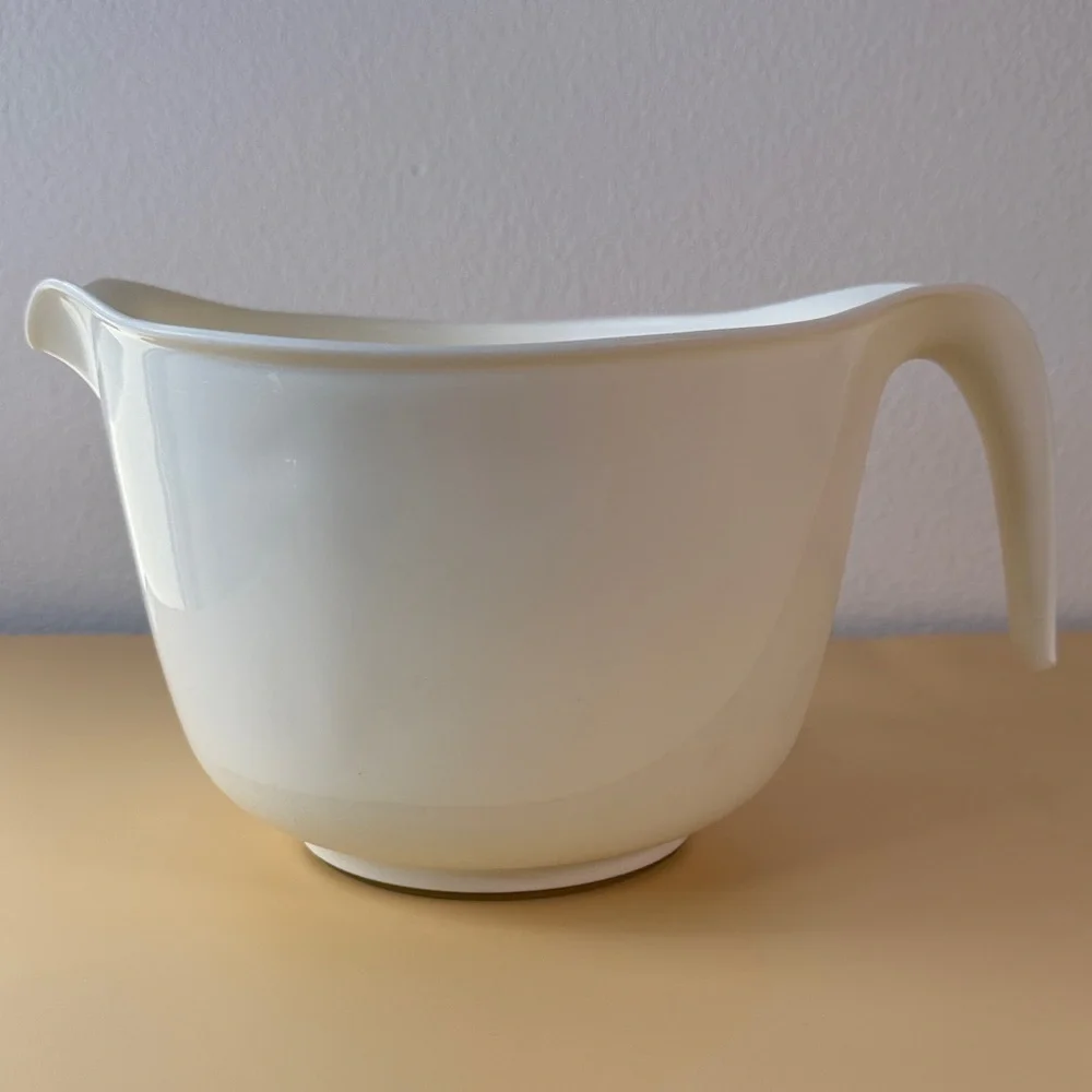 Elegant White Cake Mixer Container